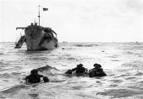 D-Day: Dramatic photos of heroic soldiers landing on Normandy beaches ...