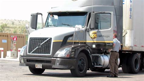 UPS OVERNITE DELIVERY TRUCK & DRIVERS - YouTube