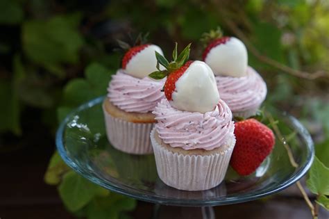 White Chocolate Strawberry Cupcakes - My Story in Recipes