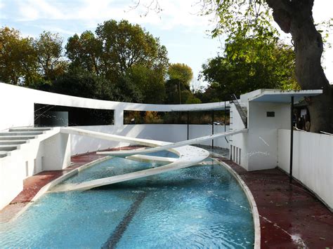 Berthold Lubetkin’s poetic Penguin Pool may be demolished at London Zoo