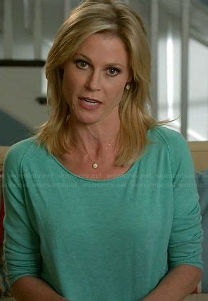 Claire’s aqua green sweatshirt on Modern Family | Julie bowen, Modern ...