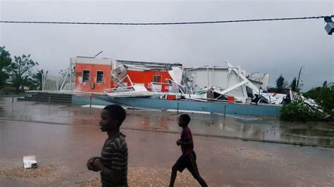 Thousands flee as second cyclone hits Mozambique | World News | Sky News