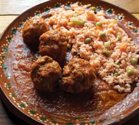 Albóndigas en chipotle, con huevo duro ⋆ Larousse Cocina