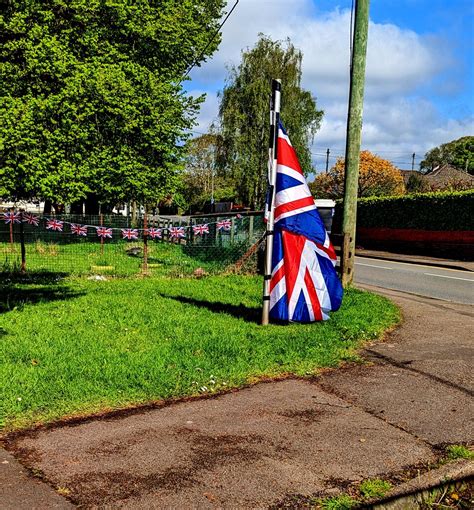 Union Flag on a Ponthir corner, Torfaen © Jaggery cc-by-sa/2.0 :: Geograph Britain and Ireland