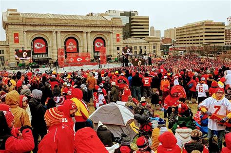 How many fans packed parade route for Chiefs? Crowd counting a touchdown for KC’s EB Systems