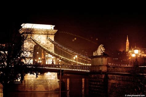 Photos: The Chain Bridge in Budapest at Night