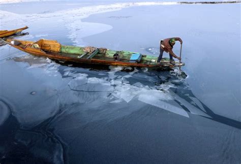 FROZEN: Sheet of ice over Dal lake - Rediff.com India News