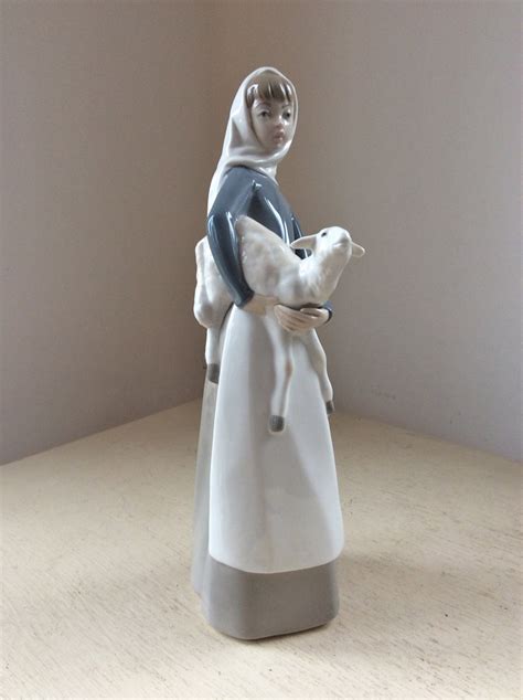 Retired Vintage LLADRO Porcelain Figurine YOUNG LADY with