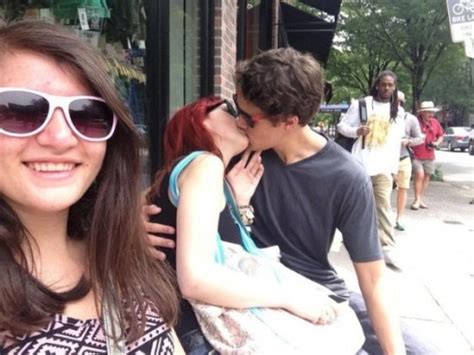 Photobombing Kissing People (41 Photos) - FunCage