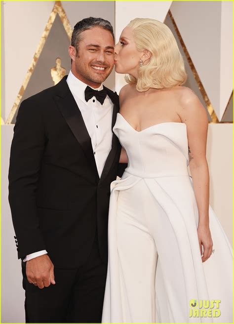 Lady Gaga Kisses Fiance Taylor Kinney at Oscars 2016: Photo 3592220 ...