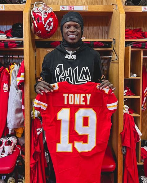 LOOK: Kadarius Toney stands at his locker while holding his jersey