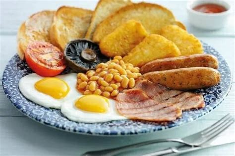 Wetherspoons chef shows how its full English breakfast is made and how ...