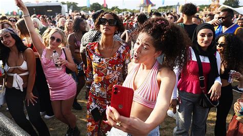 Music festivals: Only 13% of UK headliners in 2022 are female - BBC News