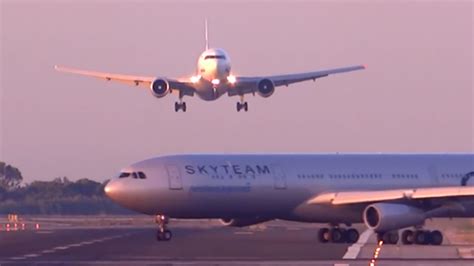 Two Airline Jets Almost Collide On Runway in Amazing Video - ABC13 Houston