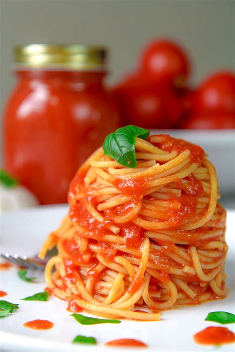 EASY TOMATOES SAUCE ITALIAN WAY with garlic and fresh basil