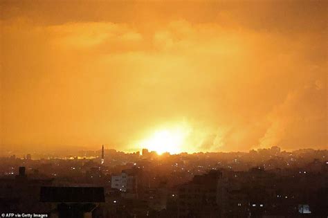 The night of 1,000 bombs: Netanyahu warns Hamas 'is paying a very heavy ...