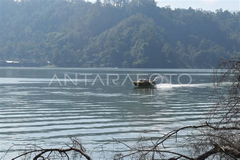 WISATA TELAGA NGEBEL | ANTARA Foto