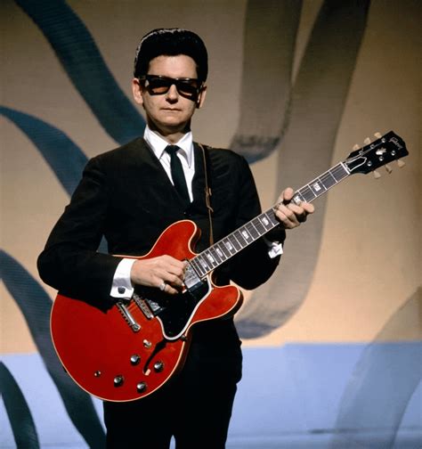 Roy Orbison Playing a Gorgeous Gibson ES-335 Guitar, 1965 : r/OldSchoolCelebs