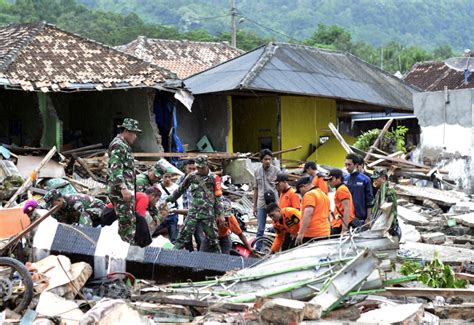 Tim Siaga Bencana Kementerian Esdm Evakuasi Korban Bencana Tsunami Selat Sunda | Detak.co | Berita