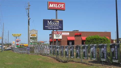 Moody High School seniors get roadside tribute | CBS 42