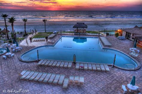 Pool at the Hawaiian Inn Resort in Daytona Beach, Florida | HDR creme