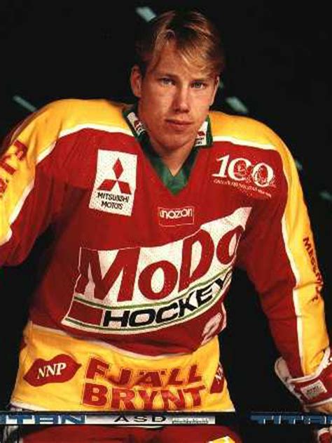 Peter Forsberg in 1991 while playing with Modo Hockey | HockeyGods