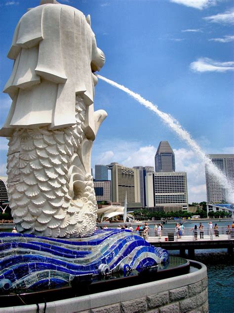 Water Spouting from Merlion Statue in Merlion Park, Singapore ...