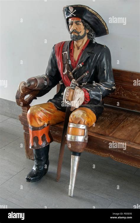 Hook hand pirate hi-res stock photography and images - Alamy