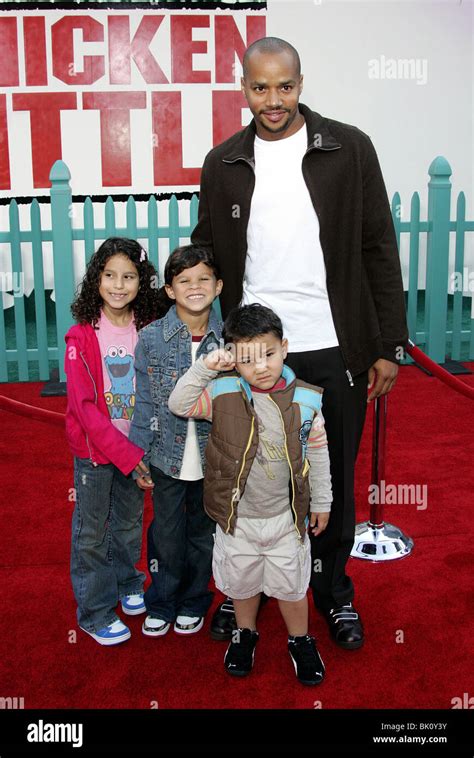 DONALD FAISON & KIDS CHICKEN LITTLE WORLD PREMIER EL CAPITAN HOLLYWOOD LOS ANGELES USA 30 ...