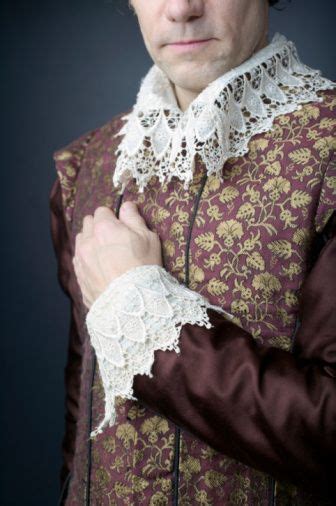 Man wearing Elizabethan courtier's apparel, mid section | Воротники