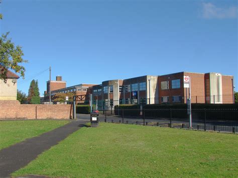 Hewens College © Alan Hunt cc-by-sa/2.0 :: Geograph Britain and Ireland