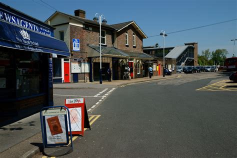 Haslemere Railway Station, Surrey © Peter Trimming cc-by-sa/2.0 :: Geograph Britain and Ireland