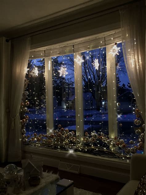 Bay window decorating for Christmas | Christmas window decorations, Christmas apartment ...