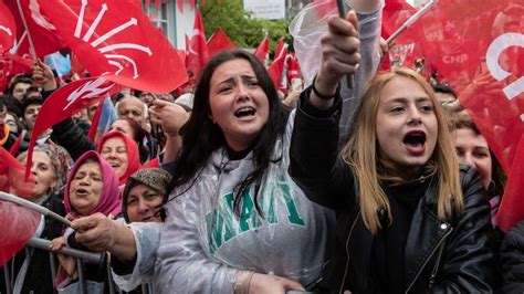 Turkey elections: Young voters who could decide Turkey's future - BBC News