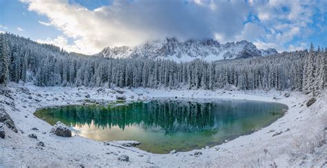 Le Lac de Carezza en Italie : décor alpin et fresque arc-en-ciel