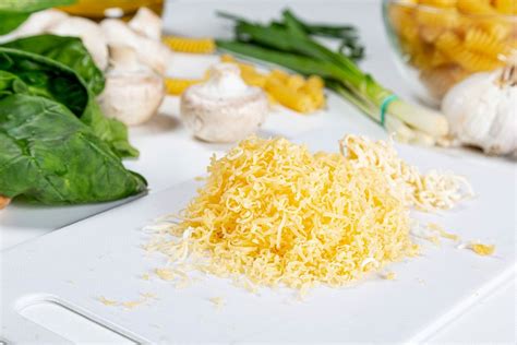 Grated cheese on a white kitchen Board - Creative Commons Bilder