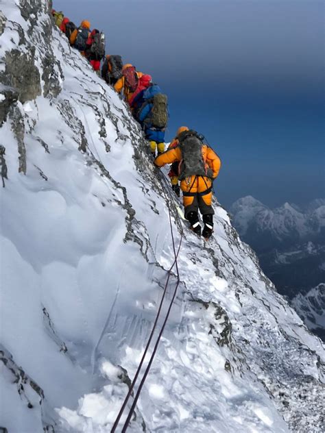 This Is What Happens to Your Body in Mount Everest's Overcrowded 'Death Zone' : ScienceAlert