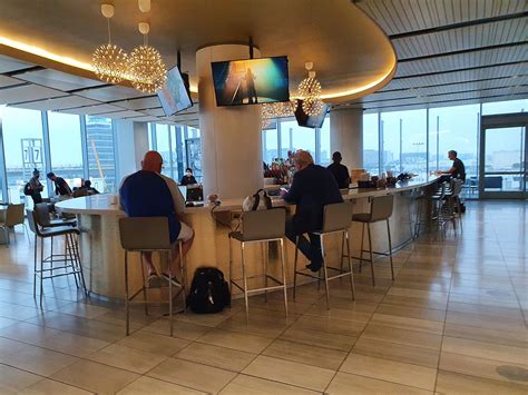 LAX: United Airlines United Club Lounge Los Angeles reviews ...