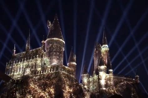 The Magic of Christmas at Hogwarts Castle projection show at Universal ...