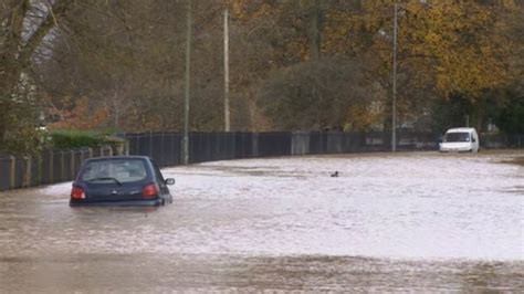 River Avon in Evesham: Flooding closes roads and schools - BBC News