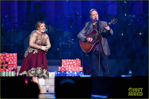 Kelly Clarkson Performs Her Annual Christmas Concert in Nashville ...