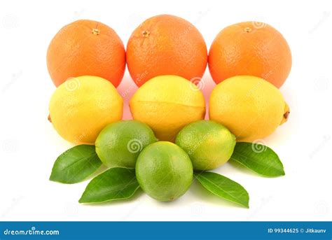 Limones, naranjas y cales imagen de archivo. Imagen de alimento - 99344625