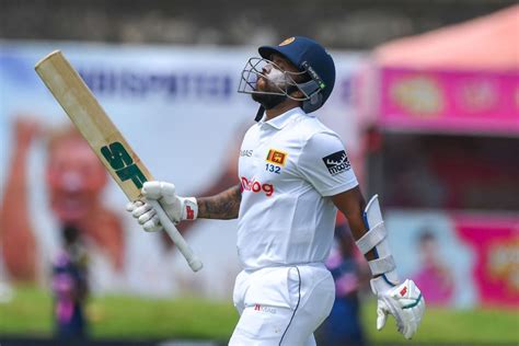 Kusal Mendis walks off | ESPNcricinfo.com