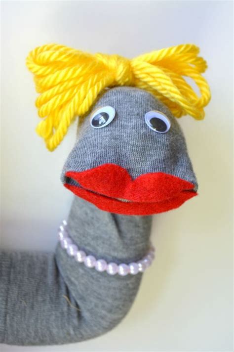 Make this adorable sock puppet in just 10 minutes! #puppets #puppets #marionetas | Handpuppen ...