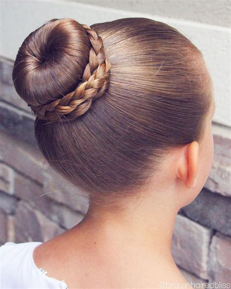 Ballet Bun with braids wrapped around. | Haar opsteken, Haar, Mooi haar