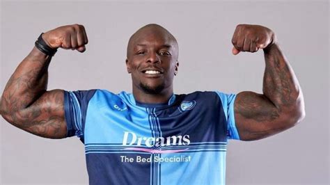 La carriera 'bestiale' dell'ex bomber Adebayo Akinfenwa: ha cambiato ancora sport