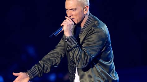 Eminem shows off beard, natural hair color in new photo