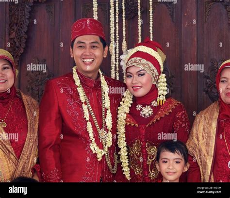 Married people and familly at a traditional Indonesian Wedding in Glodok, the chinese ...