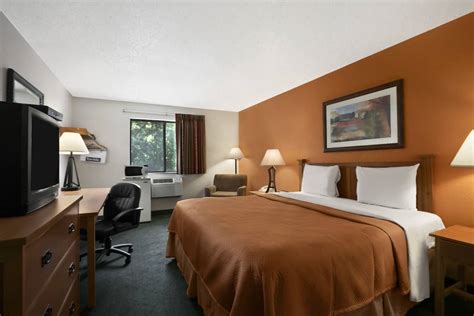 Travelodge by Wyndham Muskegon | Muskegon, MI Hotels