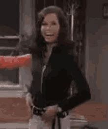 Mary Tyler Moore Show GIF - MaryTylerMoore MaryTylerMooreSHow ...